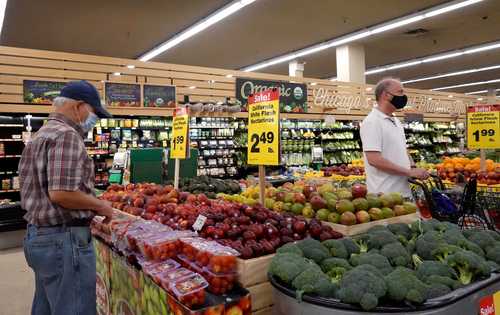 Es probable que la inflación en Estados Unidos alcance su punto máximo este verano, creen analistas. Compras en un supermercado de Chicago, Illinois.