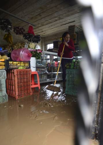 Una tienda de abarrotes, en la colonia Lázaro Cárdenas del municipio de Coatepec, se anegó con agua lodosa, luego de las fuertes lluvias que provocaron afectaciones en otras 15 localidades, principalmente inundaciones y caída de árboles y bardas.
