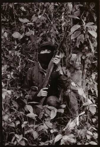 Un insurgente zapatista y el enviado de La Jornada, Hermann Bellinghausen, se ocultan de los helicópteros del Ejército federal durante una entrevista con integrantes del EZLN en algún lugar de la selva Lacandona, en enero de 1994.