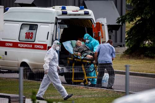 Rusia reportó 669 muertes a causa del virus en las últimas 24 horas. En la imagen, una paciente es trasladada a un hospital para Covid-19 en las afueras de Moscú.