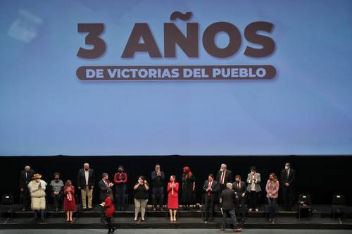 La jefa de Gobierno de la Ciudad de México (al centro, con vestido claro) fue quien se llevó la noche en el festejo morenista al recibir la mayor cantidad de aplausos entre ocho oradores.