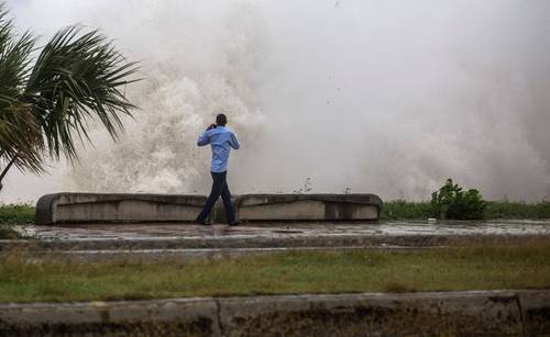 El paso de la tormenta Elsa, visto desde el malecón de Santo Domingo, en República Dominicana.