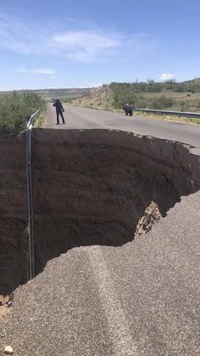 A raíz de los aguaceros recientes en Chihuahua, ayer se formó un socavón de más de 20 metros de diámetro en la carretera que conduce de Namiquipa a Flores Magón, en el municipio de San Lorenzo. De acuerdo con Protección Civil, el hundimiento continúa extendiéndose.
