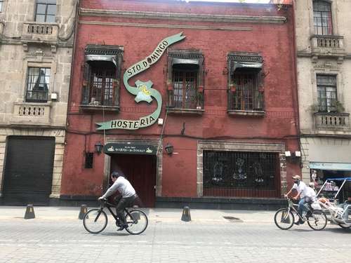 La Hostería de Santo Domin-go, uno de los restaurantes más antiguos de la Ciudad de México cerró sus puertas a raíz de la emergencia sanitaria por el Covid-19 desde hace un año. Algunos comensales siguen yendo al lugar con la esperanza de encontrarlo abierto.