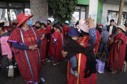 Indígenas triquis denunciaron ayer en conferencia de prensa fuera de la defensoría de los Derechos Humanos de los Pueblos de Oaxaca, en la capital del estado, la agresión que sufrieron el miércoles presuntamente por integrantes del Movimiento Unificador de Lucha Triqui.