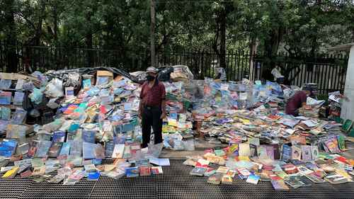 Una montaña de libros fue puesta en venta por dos comerciantes callejeros en la explanada del centro de espectáculos Arena Ciudad de México, en Azcapotzalco.