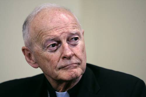 En imagen de 2006, el ex cardenal estadunidense Theodore McCarrick, acusado de violencia sexual contra un adolescente durante una boda en los años 70.