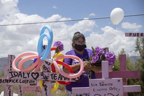 En el Día Mundial contra la Trata de Personas, conmemorado ayer, una mujer lleva flores a la tumba de Idaly Juache, una de las víctimas de feminicidio en Ciudad Juárez, mientras la organización Red Mesa de Mujeres realizó la caravana denominada Ni Una Más hacia el arroyo El Navajo, donde han sido localizados restos de jóvenes desaparecidas.