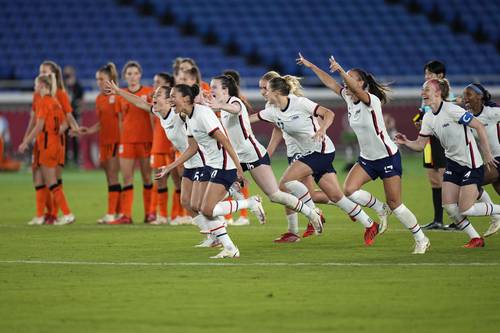 Las jugadoras de Estados Unidos celebran el pase a semifinales tras eliminar a Holanda en penales.