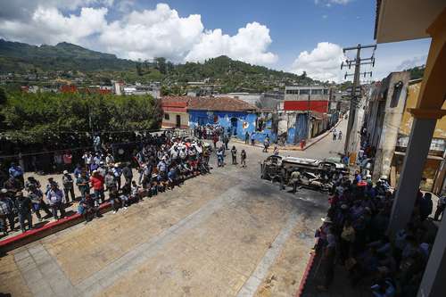Integrantes del grupo Autodefensas del pueblo El Machete mantienen tomada la cabecera municipal de Pantelhó, Chiapas.
