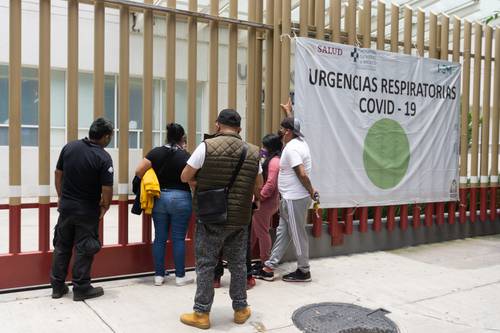Familiares de enfermos aguardan afuera del área Covid del Hospital General.