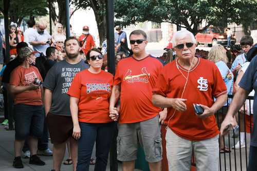 Asistentes a un juego de los Cardenales de San Luis, en el centro de St. Louis, Missouri, uno de los estados con más contagios.