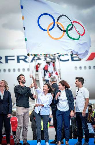 Procedente de Tokio, Anne Hidalgo, alcaldesa de París, ondeó ayer la bandera olímpica a la llegada a su país, anfitrión de los JO 2024