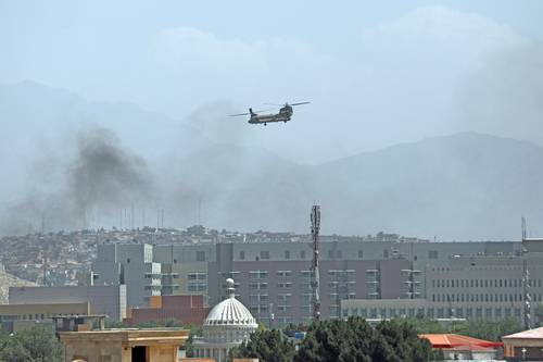Un helicóptero Chinook estadunidense aterrizó ayer en la embajada de Washington en Kabul para auxiliar al personal diplomático, ante la inminente llegada de los talibanes a la capital de Afganistán.