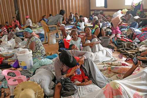 Haitianos refugiados en una iglesia en Les Cayes.