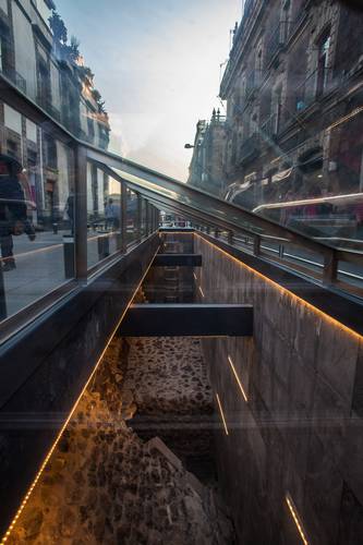 Ventana arqueológica en la calle de Argentina.