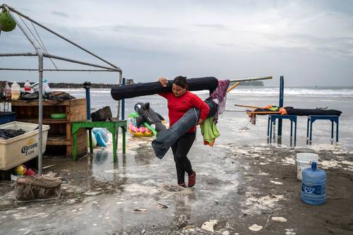 Comerciantes de la zona turística de Boca del Río, Veracruz, retiraron sus som-brillas de la playa ante la llegada del huracán Grace.