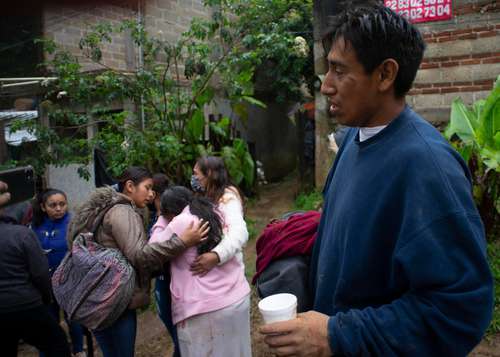 Familiares y la madre de una mujer que pereció junto con cinco de sus hijos tras un deslave que sepultó su casa en Xalapa, Veracruz, por el paso del huracán Grace.