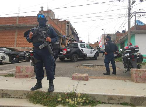 Elementos de la policía municipal de Zacatecas resguardan la zona donde un comando ultimó ayer a dos jóvenes en la colonia Alma Obrera. Además, un hombre fue asesinado a balazos en la Central de Abasto. Asimismo en la colonia Balcones, de Fresnillo, ejecutaron a dos varones y otra persona fue acribillada en la cabecera municipal de Calera.