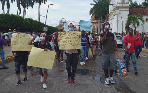 Decenas de haitianos, cubanos y centroamericanos protestaron en Tapachula.