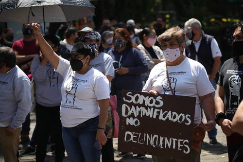 Integrantes del colectivo Damnificados Unidos protestan por la “criminalización” de dos representantes vecinales del edificio de Tlalpan 550, dañado por el sismo de 2017, a quienes la FGJ les abrió sendas carpetas de investigación.