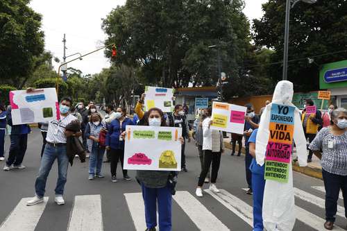Los trabajadores cerraron por más de dos horas los carriles centrales de avenida Tlalpan, frente a la sede del instituto.