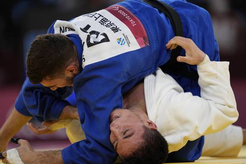  El judoca Uchkun Kuranbaev, de Azerbaiyán, (azul), se adjudicó la áurea en -66 kilogramos ante el español Sergio Ibáñez. Foto Ap