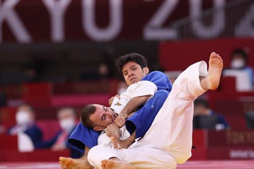  El judoca Eduardo Ávila somete al francés Nathan Petit en la disputa del tercer lugar que ganó por ippon en la categoría débiles visuales -81 kilogramos. Foto @Tokyo2020es y Conade