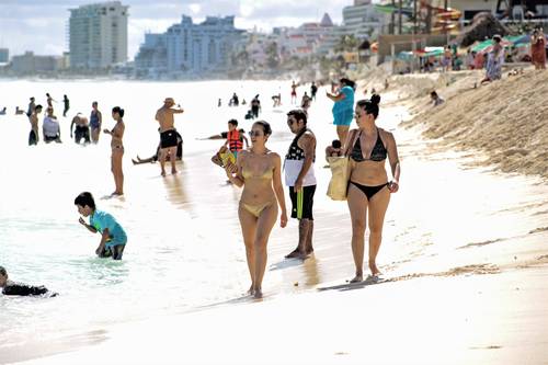 Los destinos turísticos del país, sobre todo de playa, muestran signos de reactivación, pues los vuelos y la ocupación hotelera ya se encuentran en los niveles previos a la pande-mia de Covid-19. En la imagen, Playa Delfines en Cancún, Quintana Roo.