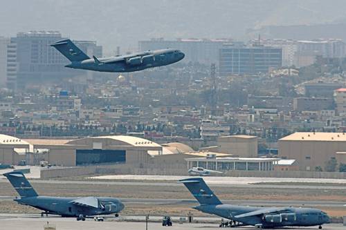  Uno de los últimos aviones de la fuerza aérea de Estados Unidos despega de Kabul con soldados y aliados, tras 20 años de ocupación en Afganistán. Foto Afp
