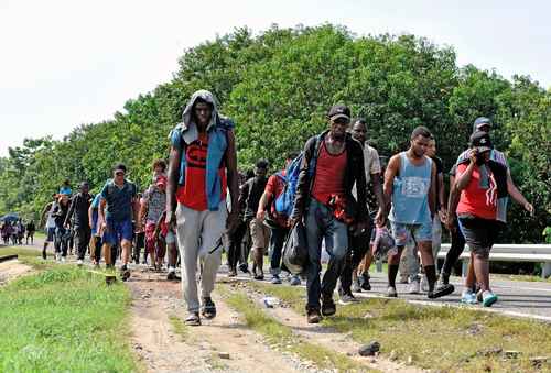 Migrantes centroamericanos y haitianos a su llegada a Mapastepec, Chiapas, en su trayecto hacia Estados Unidos; nuevamente fueron interceptados por elementos de la Guardia Nacional y del Instituto Nacional de Migración.