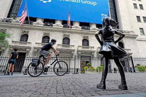 Estatua de la niña sin miedo frente el edificio de Wall Street.