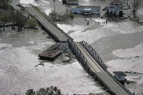 El paso del huracán Ida arrastró a una barcaza que se estampó y dañó el puente que divide las localidades de Lafitte y Jean Lafitte, en Luisiana.