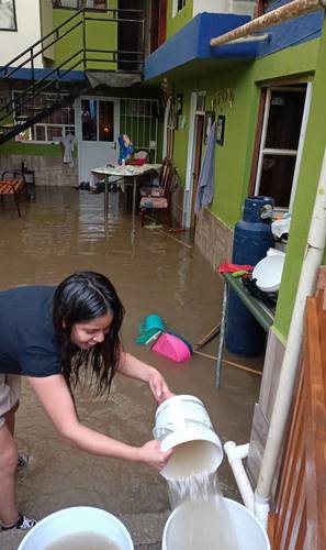 Habitantes de la colonia Nuevo Centro, en la localidad El Chacón, municipio de Mineral de la Reforma, Hidalgo, padecieron inundaciones ocasionadas por una tormenta.