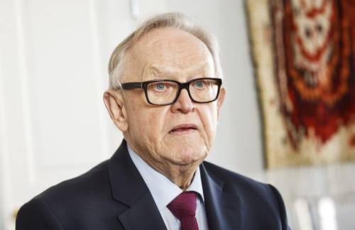 El ex presidente de Finlandia y Premio Nobel de la Paz, Martti Ahtisaari (en imagen de 2016), padece alzhéimer en estado avanzado y se ha retirado de la vida pública. La oficina del mandatario Sauli Niinisto informó que quien fue jefe de Estado de 1994 a 2000, “recibe apoyo para la vida cotidiana en casa y pasa periodos de tratamiento en una residencia”. Maestro de profesión, Ahtisaari fue diplomático y mediador de paz para el gobierno finlandés y la Organización de Naciones Unidas. En 2008 fue galardonado con el Nobel por su trabajo en la resolución de conflictos en Kosovo, Namibia y Aceh.
