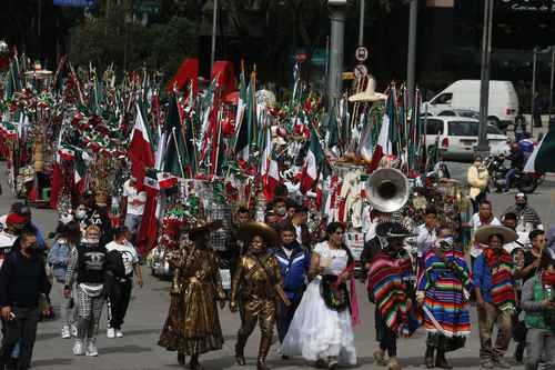 El colorido desfile, a su paso por el cruce en Paseo de la Reforma y avenida Juárez.