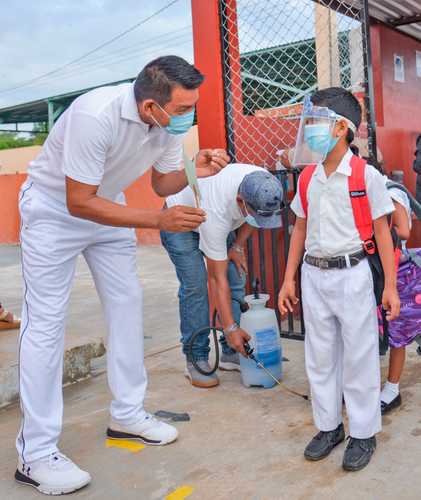 Una semana después del regreso a clases, en los municipios tabasqueños de Jalapa, Teapa y Tacotalpa, ubicados en la región de la Sierra, ha habido 58 menores contagiados de Covid-19, según autoridades educativas.