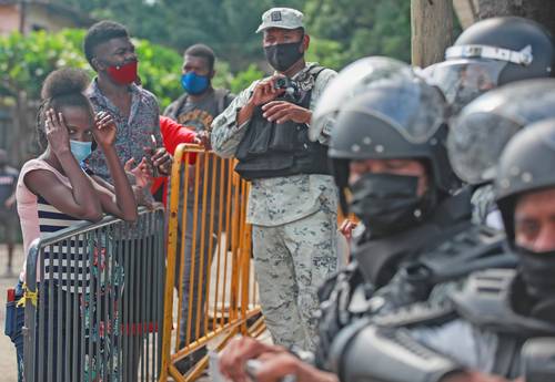 Migrantes haitianos que se encuentran varados en Tapachula, Chiapas, marcharon ayer por las calles de la ciudad y se trasladaron a la oficinas de la Comar, pero estaban cerradas. Sólo fueron recibidos por una valla de elementos de la Guardia Nacional .