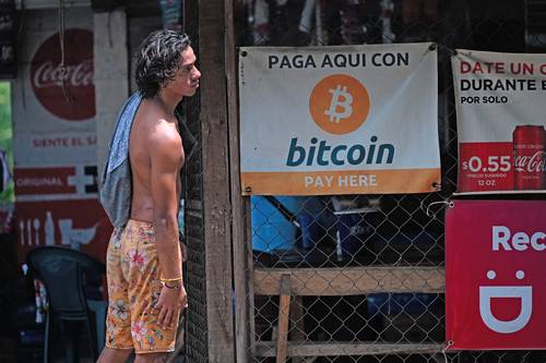 Local en El Salvador donde aceptan bitcóin, que desde el martes es moneda de curso legal en el país.