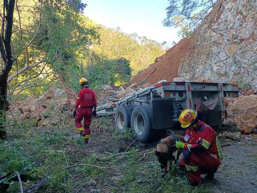 Personal de Protección Civil y Bomberos de Jalisco, acudieron ayer a la carretera federal 80, tramo La Huerta-Barra de Navidad, para rescatar el cuerpo de un hombre que quedó dentro de un camión de carga, seputado por un alud de tierra.