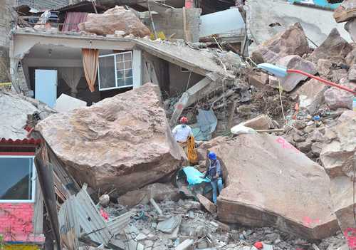 Un elemento de Protección Civil del estado de México y un ingeniero inspeccionan la zona afectada por el derrumbe en el Cerro del Chiquihuite, en el municipio de Tlalnepantla, a fin de estabilizar los escombros y seguir con la búsqueda de personas.