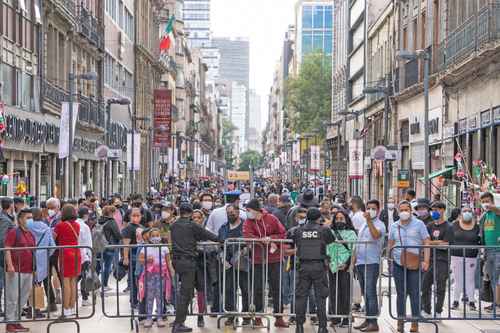 Cientos de vallas metálicas, resguardadas por policías, impiden el libre tránsito al Zócalo y calles aledañas, lo que ha provocado confusión y molestia entre transeúntes y visitantes. En esta imagen, la calle peatonal Franciso I. Madero.