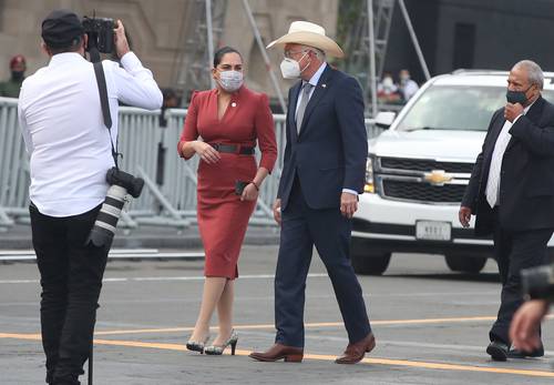 El embajador de Estados Unidos, Ken Salazar, a su llegada a la ceremonia en el Zócalo.