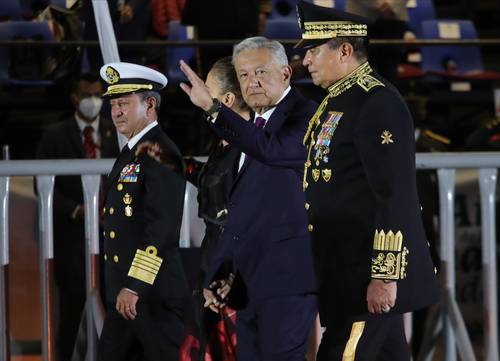 El presidente Andrés Manuel López Obrador estuvo acompañado por el almirante José Rafael Ojeda Durán, titular de Marina; su esposa, Beatriz Gutiérrez Müller, y el secretario de la Defensa Nacional, Luis Cresencio Sandoval González (derecha).