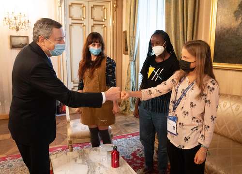 El premier italiano, Mario Draghi, saluda a las jóvenes ecologistas Greta Thunberg, Vanessa Nakate (a su lado) y Martina Comparelli, en el Palacio Chigi.