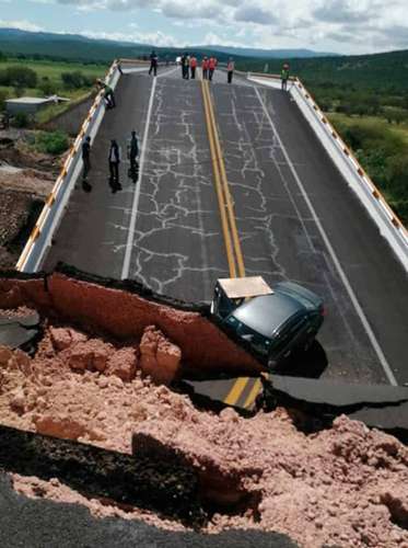 El puente ubicado en el kilómetro 2 de la supercarretera Cerritos (SLP)-Tula (Tamaulipas) colapsó ayer al mediodía con saldo de una persona muerta y cuatro lesionadas.