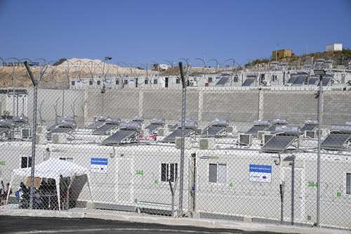 Nuevo campamento en Samos, Grecia, con capacidad para 3 mil migrantes, fuertemente vigilado y rodeado de alambres de púas.