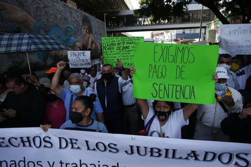 Ex trabajadores del gobierno capitalino marcharon sobre Calzada de Tlalpan rumbo al Zócalo para exigir que se cubran los adeudos pendientes desde hace un año.