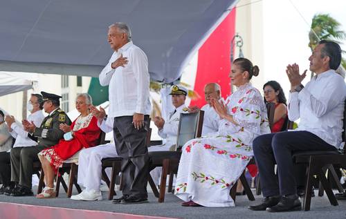 El presidente López Obrador encabezó ayer en el puerto de Veracruz el acto conmemorativo en el que la población pudo apreciar el desfile de efectivos de la Marina.