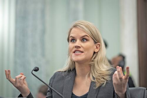 La ex empleada de Facebook Frances Haugen testifica durante una audiencia del comité senatorial de Comercio, Ciencia y Transporte en Washington.